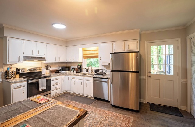 Beautiful Home in North Raleigh- Dog Friendly- Discounts for extended stay!