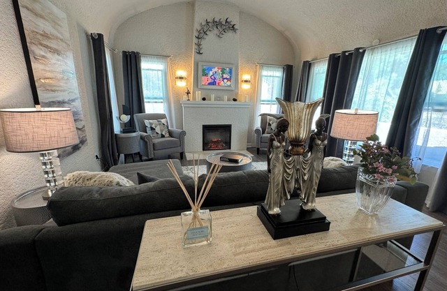 Beautiful home on historic street within walking distance of Riverside Plaza!!