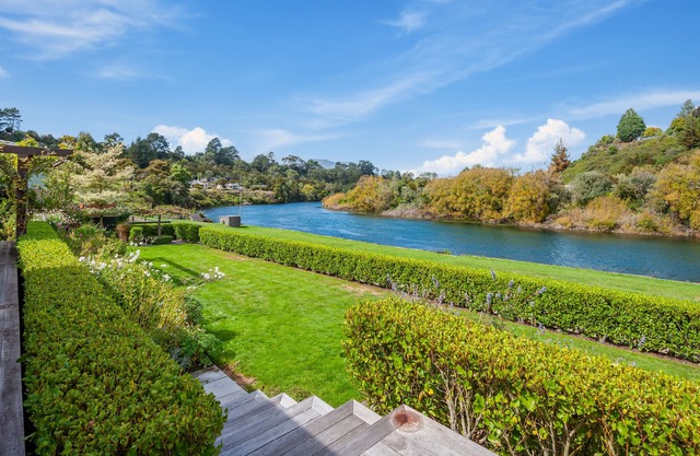 Beautiful Home on the River, Hot-Tub - Close to Town