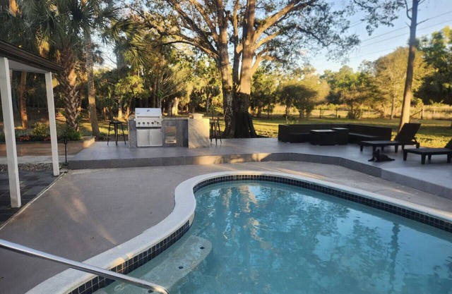 Beautiful home w/ Pool & soaker tub!
