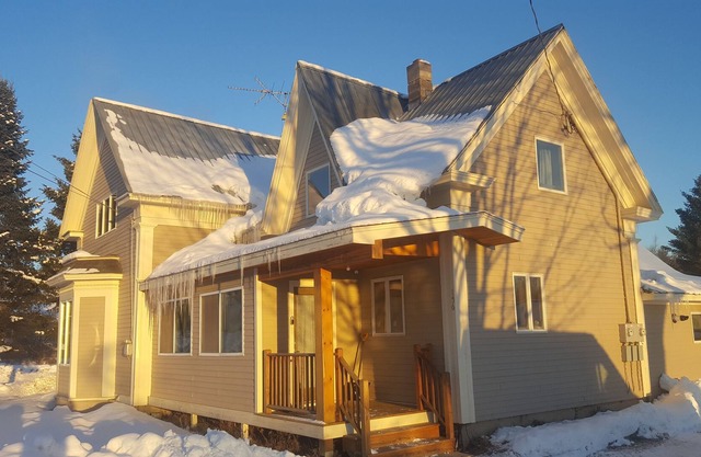 Hermosa casa con una sensación de cabina ubicada cerca del área de esquí Jay Peak