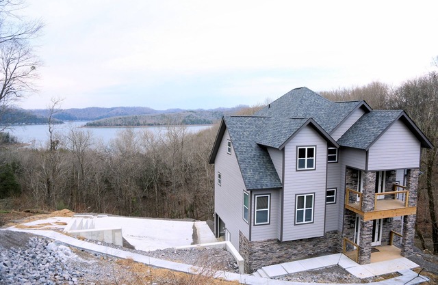 Hermosa casa nueva con excelentes vistas al lago Y acceso al lago