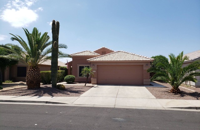 Beautiful Home with Private Pool and Tiki Bar. Close to Everything!!!