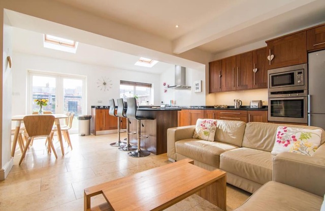 Beautiful house and garden. 10 mins from city.