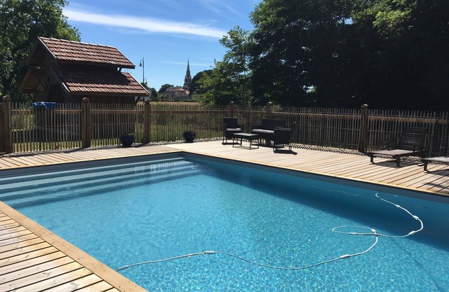 Landes hermosa casa en un corral con piscina
