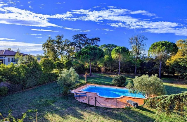 Hermosa casa en un gran parque arbolado con piscina. ¡Paz garantizada!