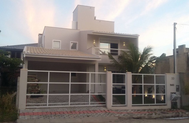 Linda casa en el centro de Garopaba ya 100 metros de la playa central.