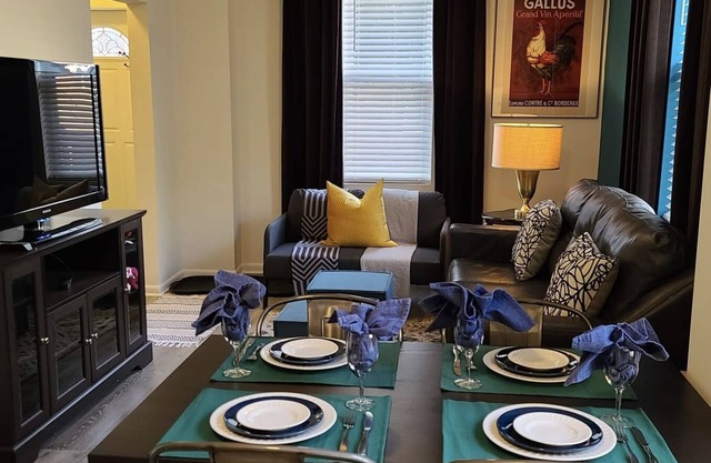 Hermosa Casa En Bloque De Jardín Único En La Ciudad.