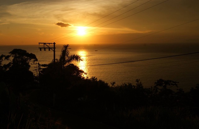 Puesta del sol en isla hermosa