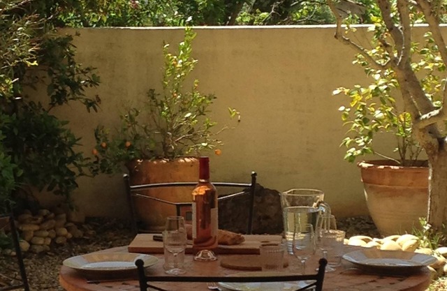 Precioso apartamento de lujo con jardín a 250m de la playa, ideal para familias.