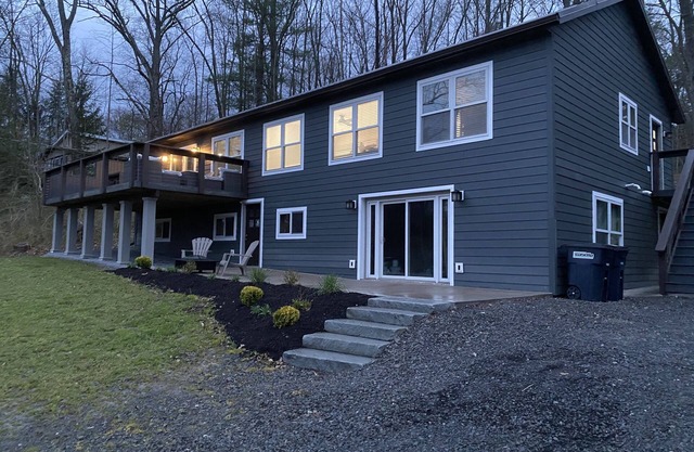 Beautiful Lake House in the middle of everything!