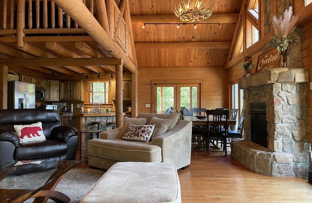 Hermosa casa de cabañas con servicios de Lake Resort y sorprendentes vistas a la montaña.