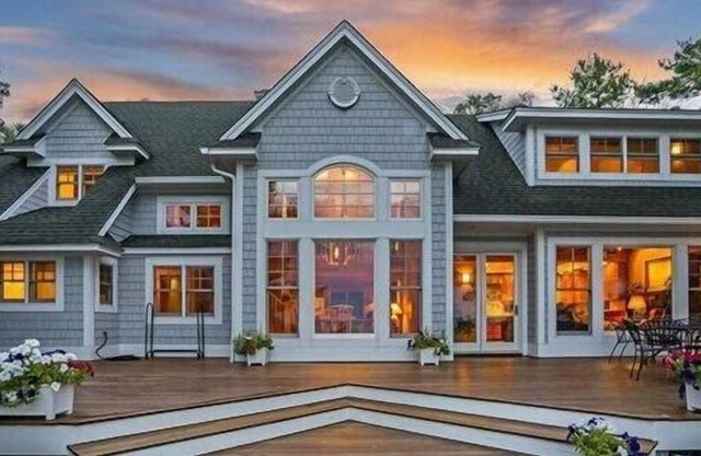 BEAUTIFUL LAKE MICHIGAN HOME