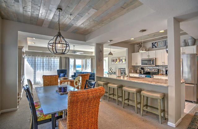 HERMOSA VISTA AL LAGO Y A SOLOS PASOS DE LA PISCINA, 3BD / 3BA CONDO W / 12X40 BOAT SLIP