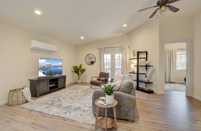 Beautiful Loft Apartment w/Views in Medford, OR!