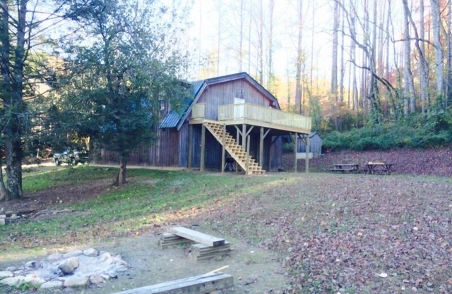 Hermoso loft construido sobre granero rústico.