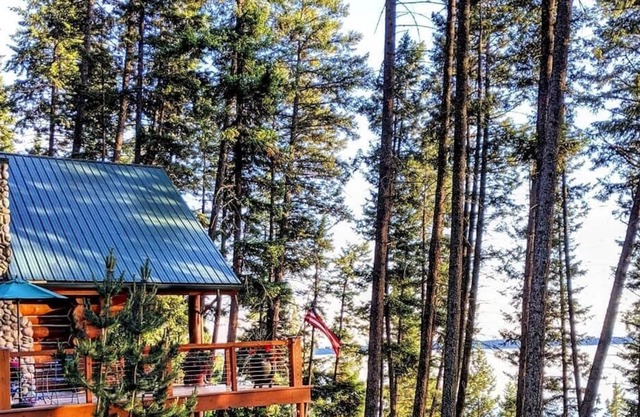 Hermosa cabaña de madera, privado, vistas al lago, cerca del acceso al lago.