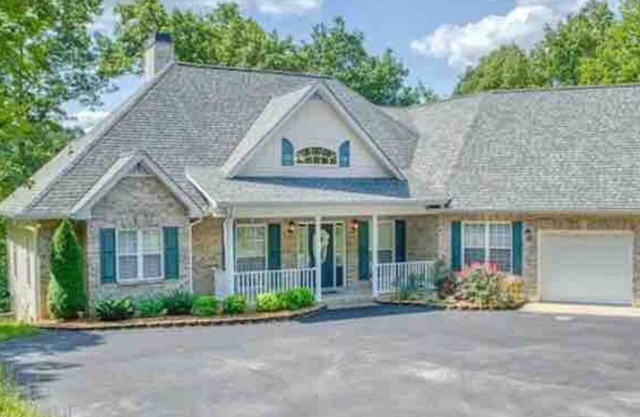 Beautiful Luxury Home - beautiful scenery & equipped for your family getaway.