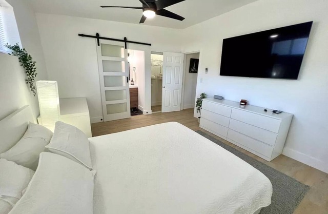 Beautiful mid-century modern home 5min to dwntown