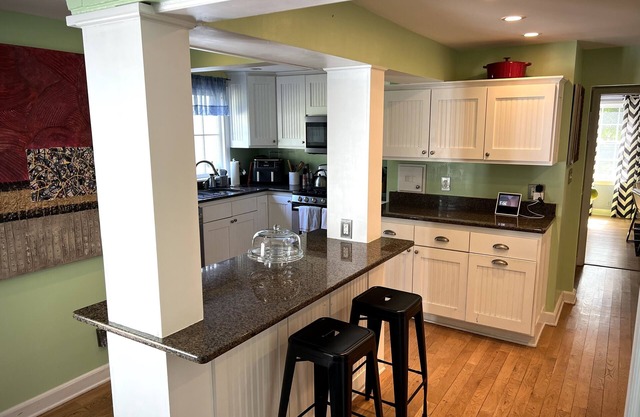 Beautiful Milwaukee North Shore Home!- 15 minutes from downtown