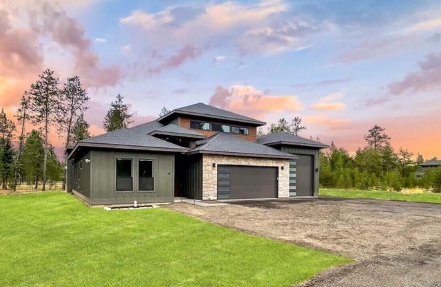 Beautiful Modern Escape, Hot Tub Near Tamarack