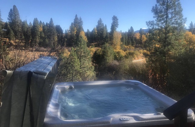 Hermosa casa de montaña con jacuzzi con vistas a Scriver Creek prado.