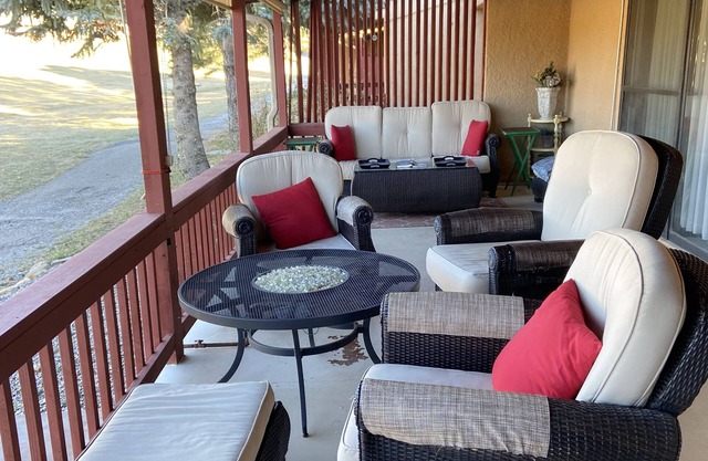 Grandes vistas a la montaña en campo de golf.