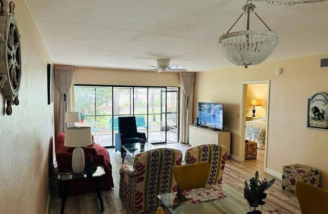Beautiful Naples Condo, 5 miles from the beach, Close to 5th Ave. Nature Trail