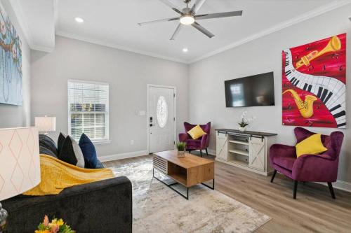 Beautiful NEW 5BR Home with outdoor seating