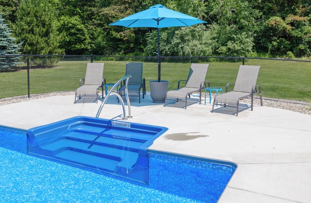 Beautiful new 6 bedroom with heated pool, fire pit and private setting