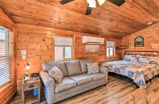 Beautiful New Bern Studio Cabin w/ Fire Pit!