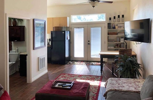 Hermosa nueva casita independiente enclavada en las estribaciones del sur de California escénica!