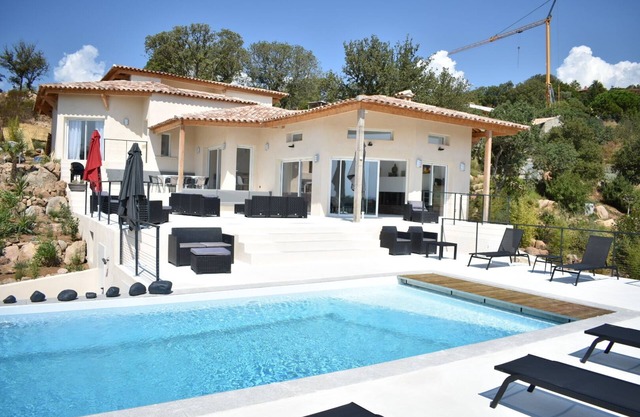Hermosa villa nueva de 300 m2, vista al mar, piscina, spa, sauna, gimnasio