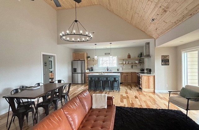 Beautiful newly built Center Hill Lake retreat. Minutes to the marinas.