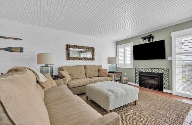 Beautiful - Newly renovated Bayfront - 3BR Townhome - Quiet, Pool, Boat Slip