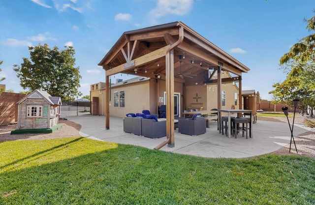 Beautiful North Valley home, garage, yard, BBQ