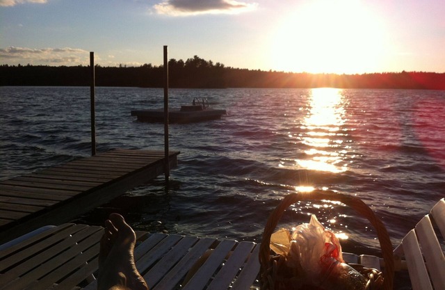 Hermosa casa nueva de un nivel en un lago cristalino para divertirse durante todo el año