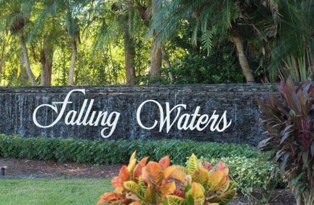 Hermoso condominio de Nápoles, cerca de todo!