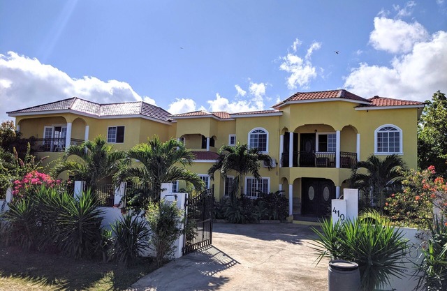 Hermosa y privada Villa-- Situado en el centro de Runaway Bay, Jamaica W. I.