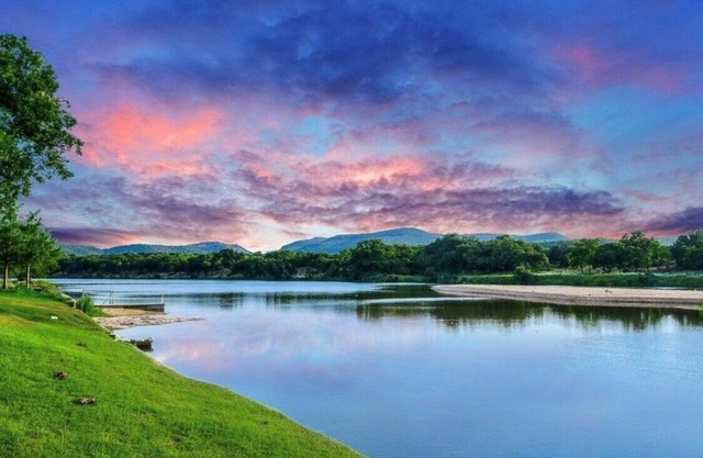 Beautiful Quiet Getaway on Llano River w/ Lake LBJ Access