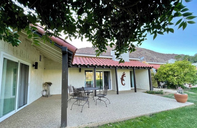 Beautiful remodel 2 bed/2 bath condo on golf course Mountain views