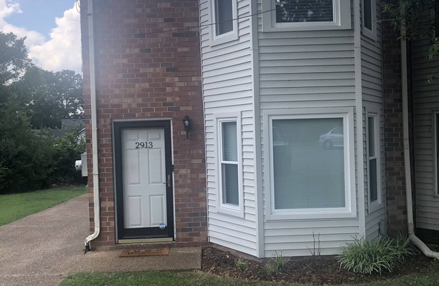 Beautiful renovated townhouse ten mins from downtown