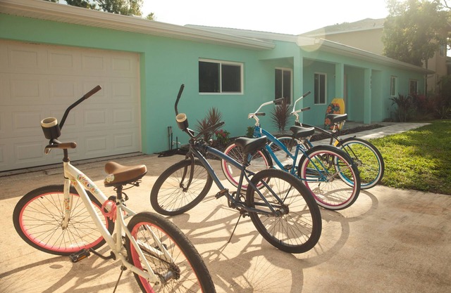 Hermosa casa de canal renovada con muelle, a 4 cuadras de la playa y del centro de Cocoa Beach