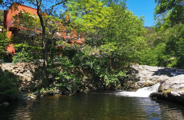 Apartamento de 2 dormitorios, piscina natural en una ubicación tranquila y tranquila cerca del mar