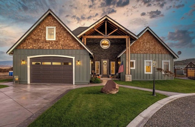 Beautiful rural home with spectacular views of Mt. Shasta 5 minutes from freeway