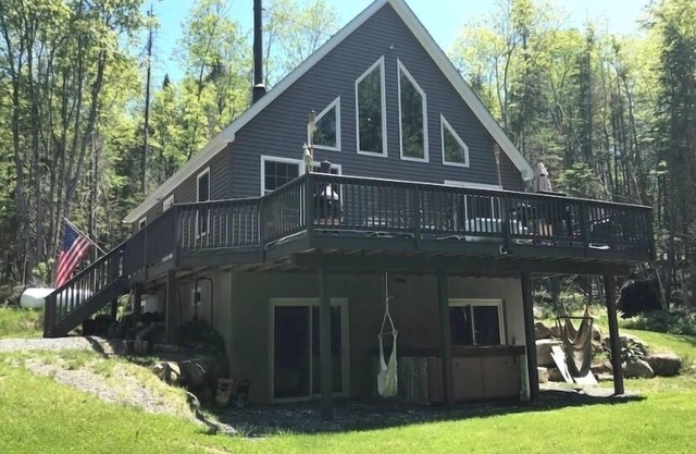 Hermosa cabina aislada de Adirondack en las afueras de la ciudad