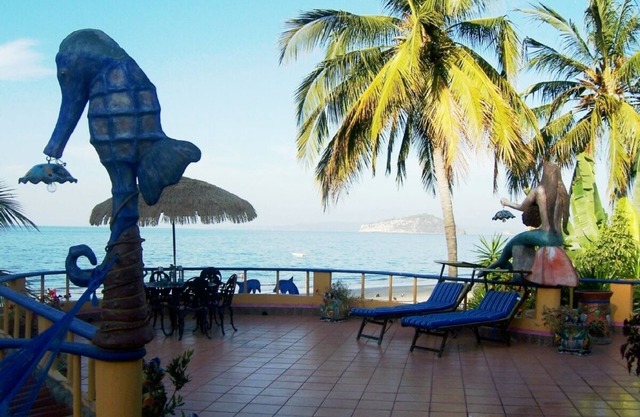 Hermosa suite espaciosa con amplia terraza con vista panorámica en una playa de arena