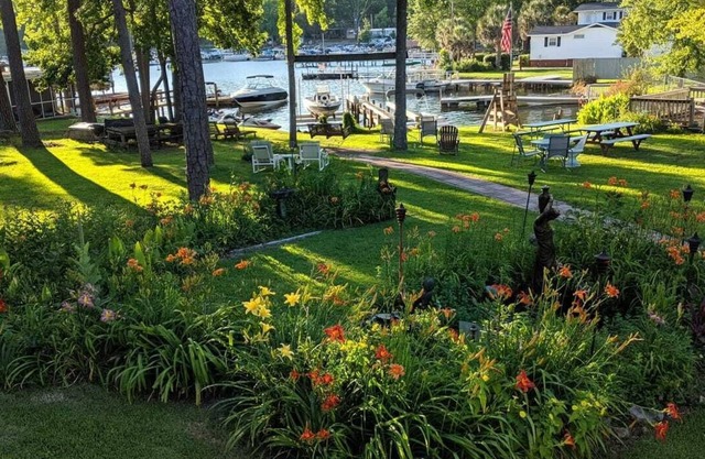 Lake Murray Paradise ~ Lake Front Upstairs Home w / Peninsula Lake Views!