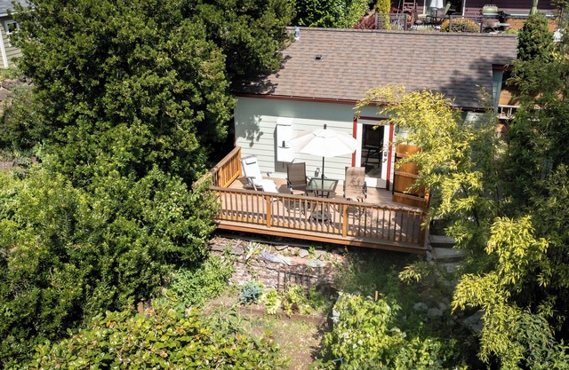 Beautiful studio with private deck & parking