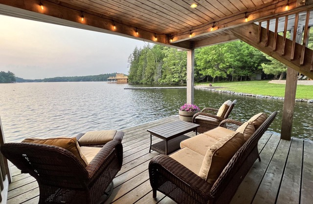 Hermosa cabaña de 6 dormitorios con vista al atardecer y casa de botes en el lago central de Rosseau